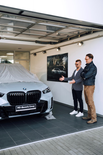 Slávnostné odovzdanie BMW X5 Tomášovi Maštalírovi.