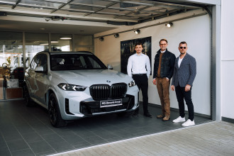 Slávnostné odovzdanie BMW X5 Tomášovi Maštalírovi.